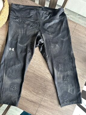 Under Armour Black Heathered Compression Capri Leggings
